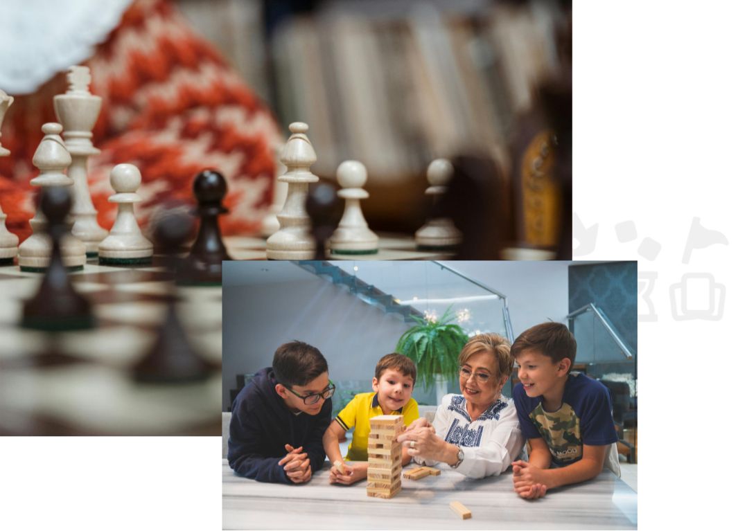 figury szachowe na planszy do gry i ludzie grający w jengę