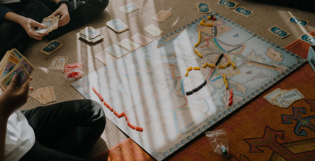 ludzie grający w grę planszową