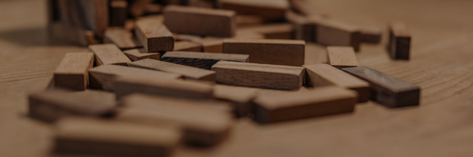 drewniane klocki do gry w jenge